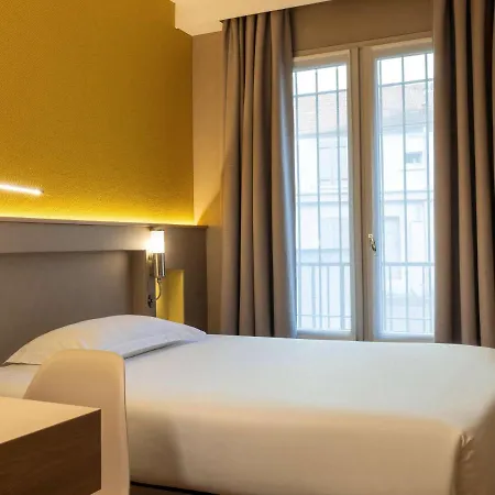 Ibis Styles La Reine Hotel 3*